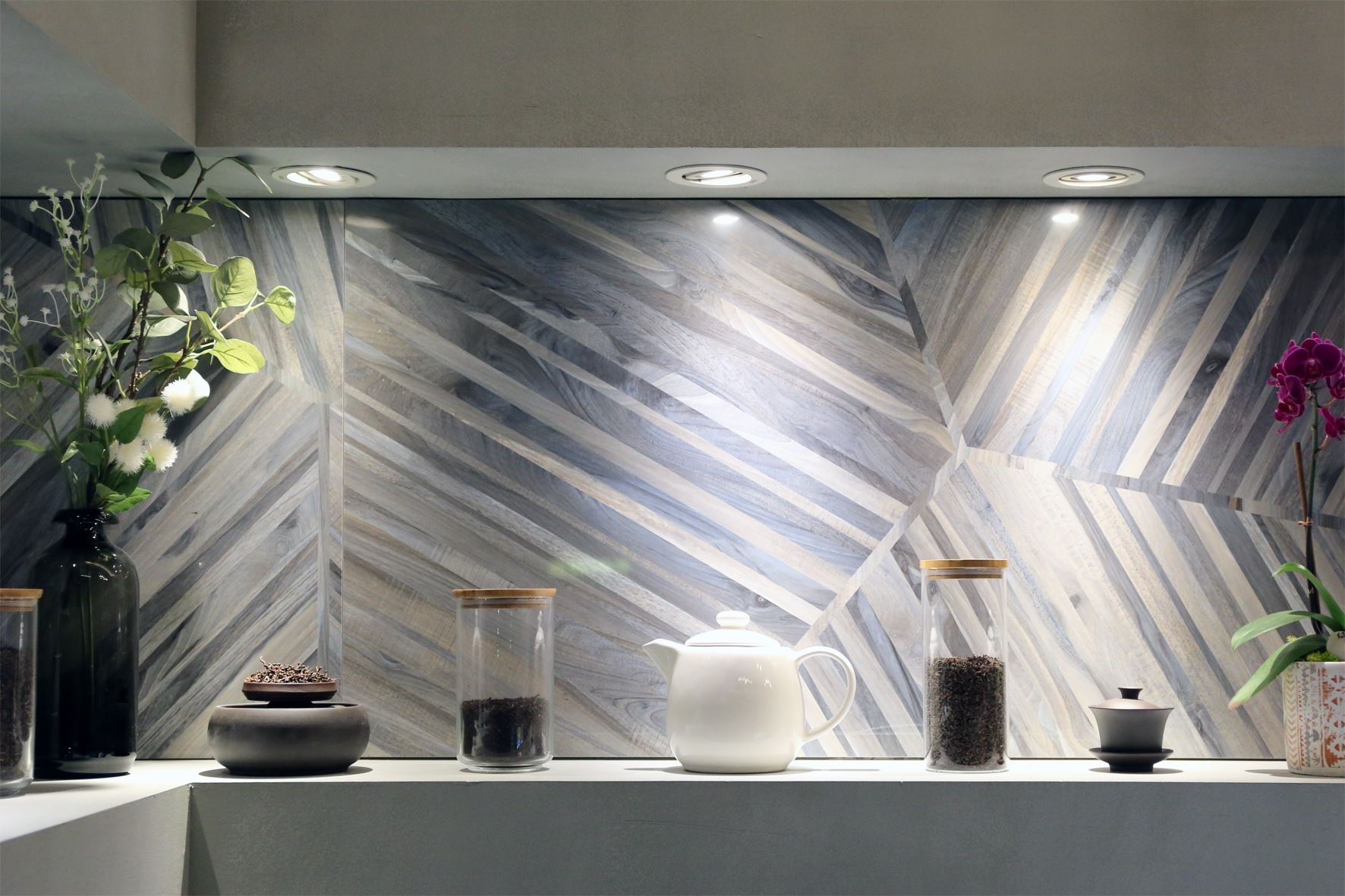 沐慕茶飲使用藍色的貝殼紋石紋磚設計吧檯