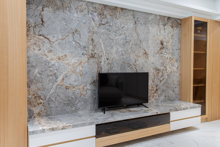 大板磚可以用在電視牆當作客廳空間的視覺主軸