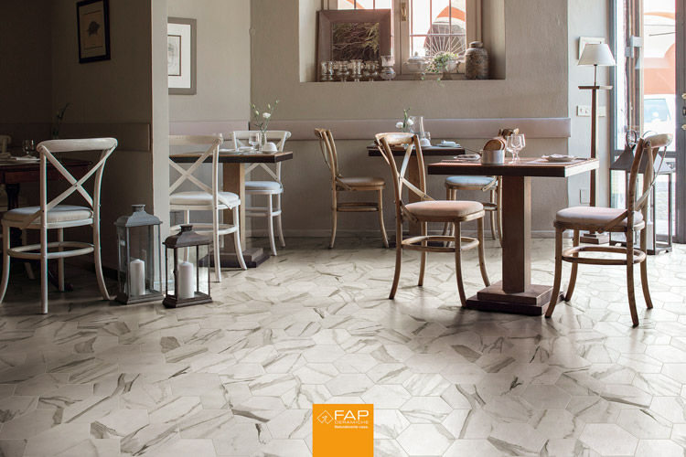 六角磚大理石餐廳高貴質感的石材紋理結合，讓餐廳更顯古典奢華
