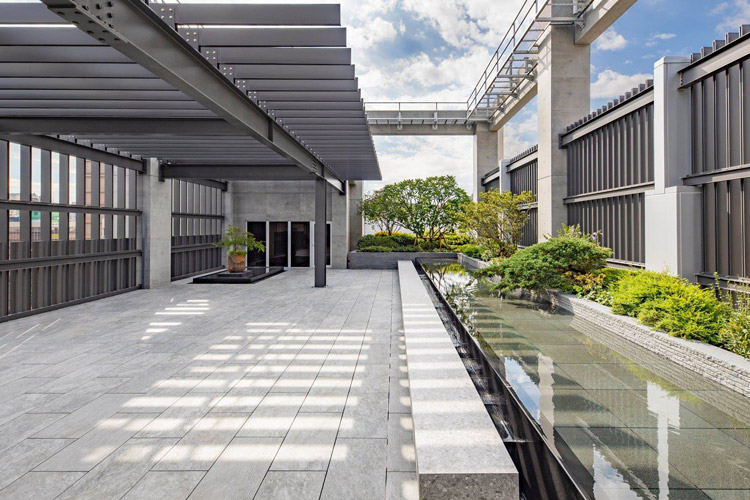 台北美侖商旅頂樓空中花園，地板使用2公分厚磚