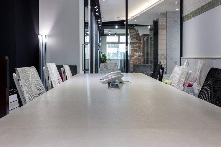 磁磚建材應用-辦公桌-大理石磁磚、薄板磁磚